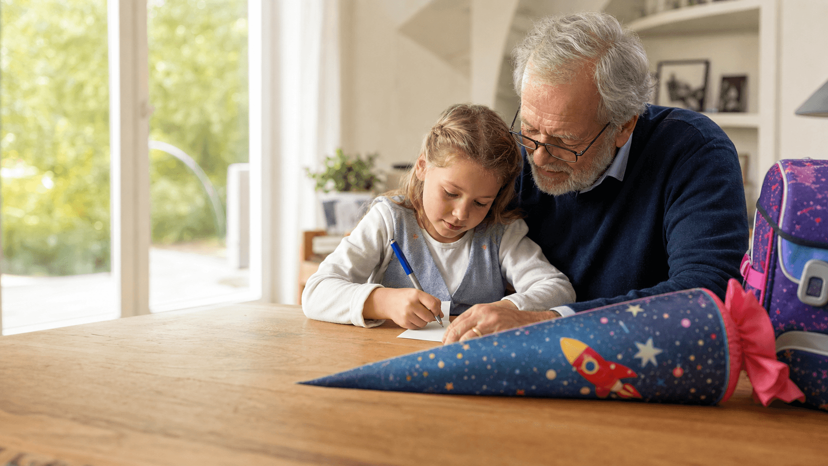 Großeltern planen zur Einschulung ein langfristiges Geschenk für ihr Enkelkind
